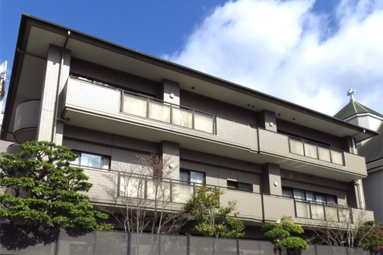 大きな建物で屋根の状態を確認するのが難しい