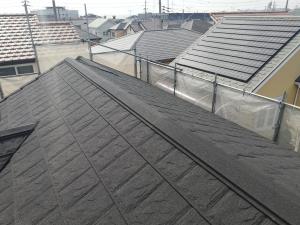 高耐久な石付ガルバリウム鋼板屋根材でスレート屋根のカバー工法